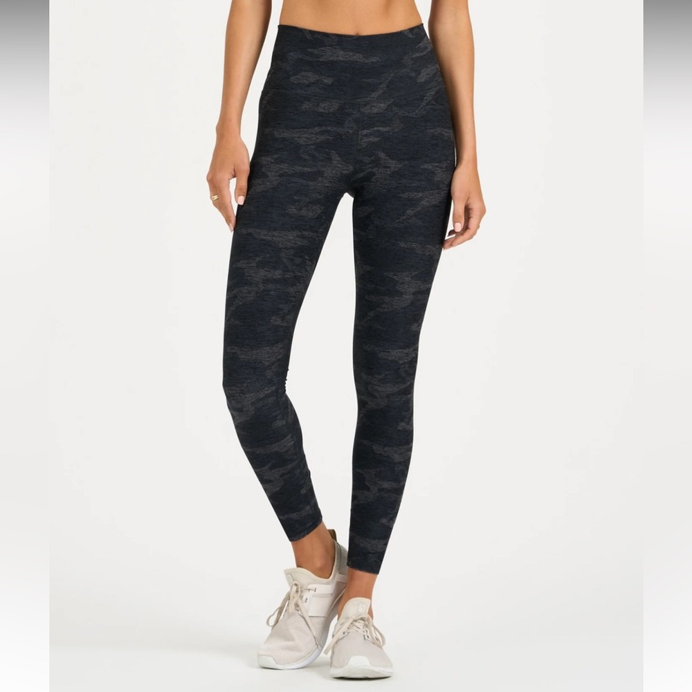 Vuori women’s clean elevation legging- size xs in blue camo
